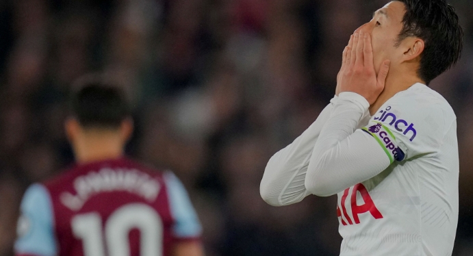 West Ham 1-1 Tottenham: Kurt Zouma annullerer Brennan Johnsons mål, mens Spurs holder stand i London-derbyet