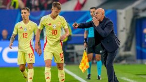 Spaniens Cheftrainer lobt die Leistung in der Gruppenphase und fordert die Mannschaft auf, mit den Füßen auf dem Boden zu bleiben